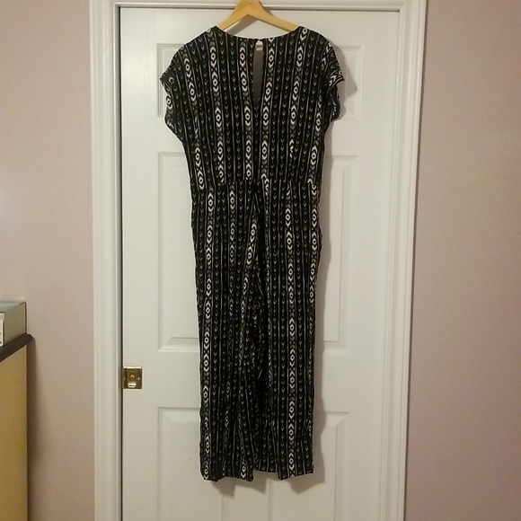 Geometric Cropped Jumpsuit with Zip in Back - Picture 3 of 3